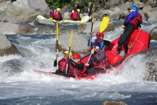 Diviértele haciendo rafting 